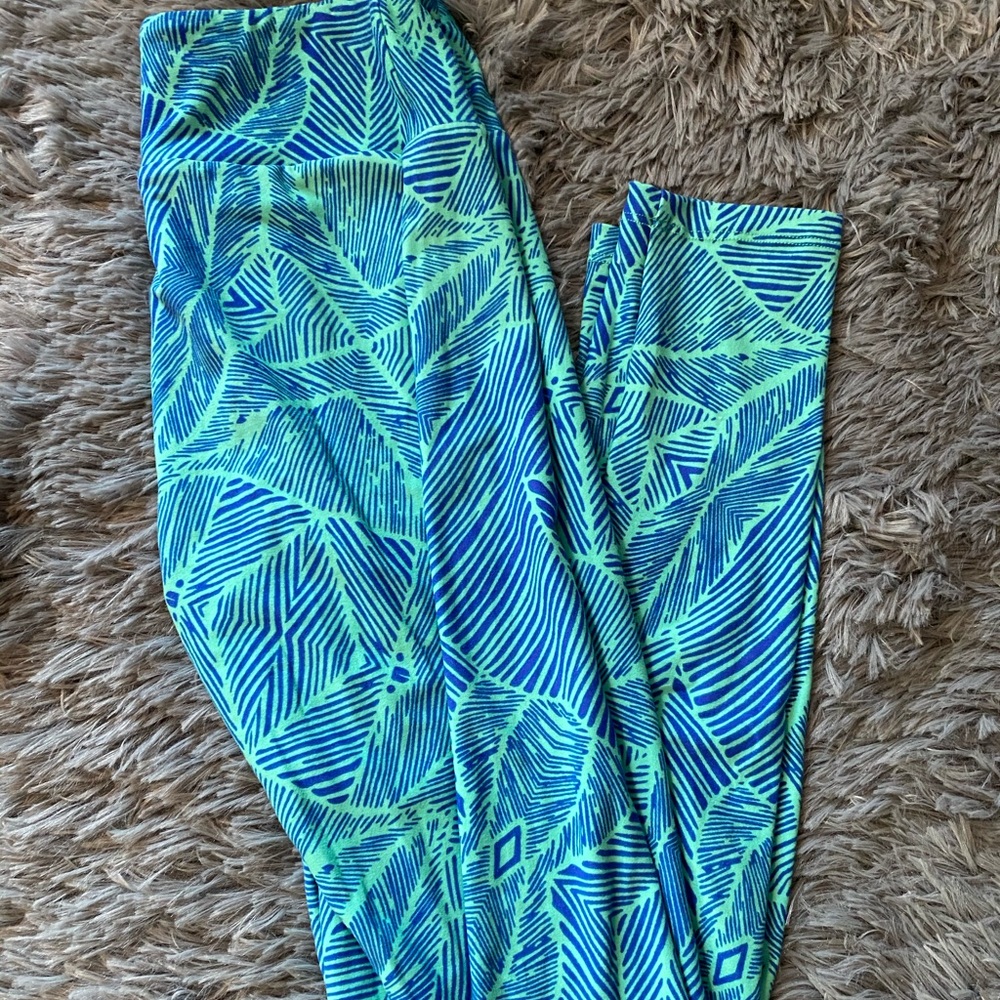 2/8! 🦋 OS lularoe tropical leaves leggings